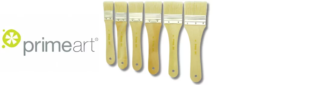 on the left of the image is the prime art logo woth its name and lime green symbol. to the right of it is a line of varnish brushes all different sizes. handles at the bottom of the image and hairs facing up. they have brown handles, silver ferrules and cream coloured hair. they are all on a white background